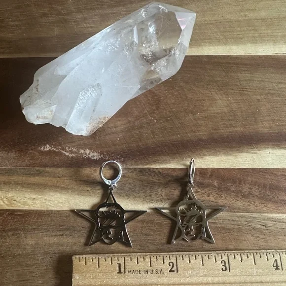 NWT David Bowie Ziggy Stardust silver colored earrings - Picture 4 of 4